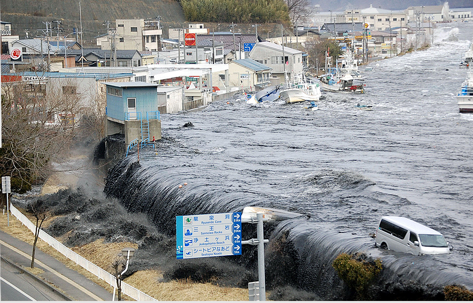 Цунами вызванные землетрясениями. Сендай ЦУНАМИ. Волна ЦУНАМИ В Японии. Волна 40 метров ЦУНАМИ Япония. ЦУНАМИ Сейши наводнения.